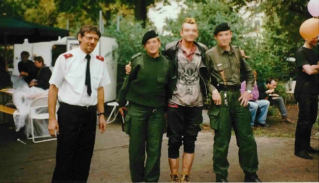 Fest auf dem Helmholtzplatz in den 90er Jahren: Foto Sammlung Siegfried Fischer